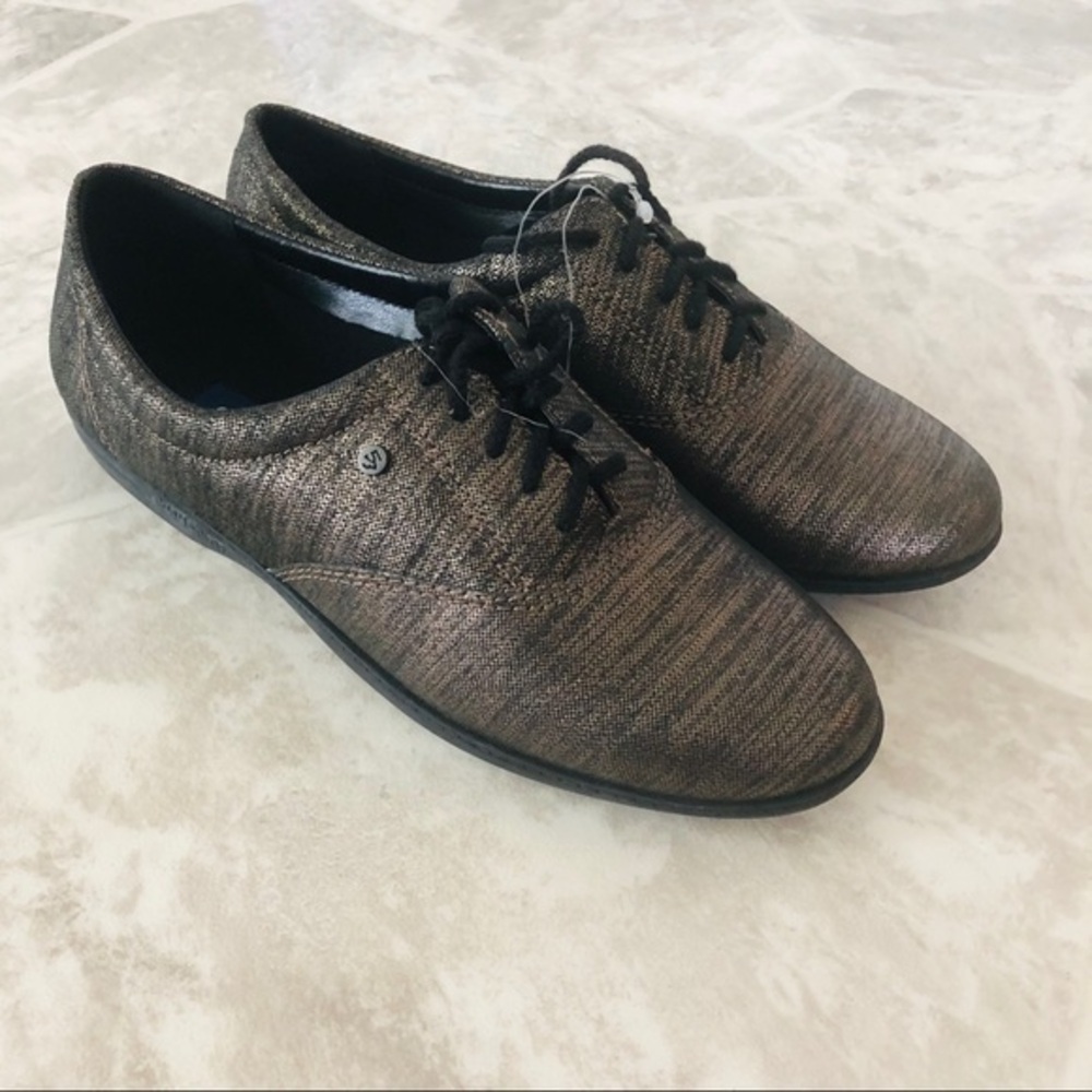 NWOT EASY SPIRIT metallic gold flat lace up sneakers size 7.5
